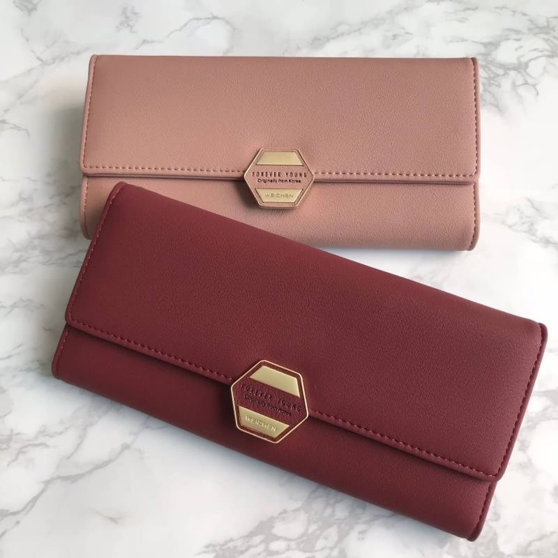 กระเป๋าสตางค์ งานแบรนด์เเท้ 100% พับยาวใส่เเบงค์ ใส่บัตร ใส่เหรียญ มีสายคล้องมือ วัสดุ:หนัง PU เกรดดีมากเนื้องานดีมาก สัมผัสแล้วนุ่ม อะไหล่ทองสวย โทนสีก็ดูแพงที่สุด