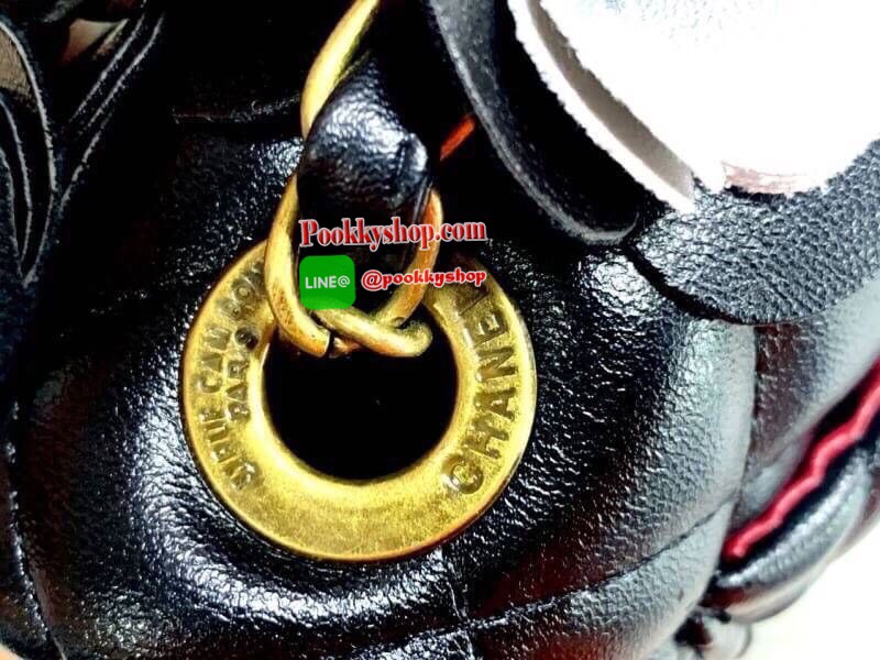 New Chanel Camellia Beauty 💄ลายดอกคามีเรีย อันเป็นสัญลักษณ์แบรนด์ เปิดปิดด้วยตัวล๊อกหมุน มีสายสะพายร้อยหนัง สะพายได้ 2 แบบ ซับในหนัง ใส่มือถือได้ทุกรุ่น กระเป๋าสตางค์ใบกลาง ของใช้อื่นๆได้