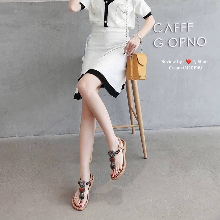 พร้อมส่งรุ่นนี้เกร๋มากบอกเลย รองเท้ารัดส้นนำเข้า ใส่นิ่มสบายมาก พื้นรองเท้าเกาะพื้น ช่วยกันลื่นได้ดี จับแมทกับชุดง่าย ใส่แล้วดูเกร๋ดูน่ารักมากๆ แถมใส่ได้ตลอด ไม่มีเอ้าท์ ของจริงงานดี สวยตรงปกแน่นอน เพราะทางร้านถ่ายรูปจากสินค้าจริง สวยเป๊ะมาก ควรมีไว้เป็นค