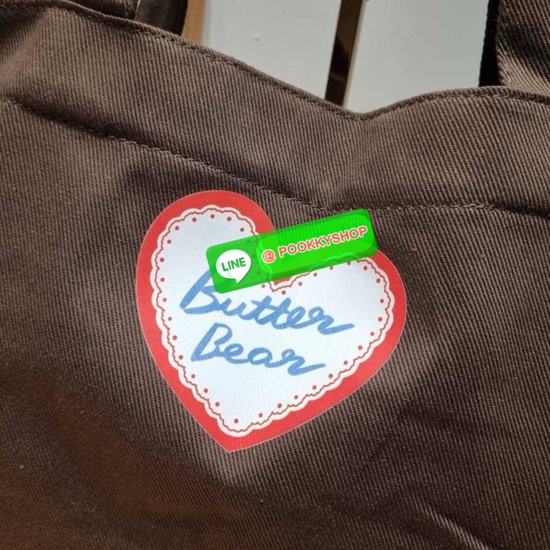 Gentlewoman x Butterbear tote bag 🔆 Details น่ารักเกินต้าน เป็นกระเป๋าที่เห็นแล้วใจฟูสุดๆ กระเป๋าโท้ทลายหมีเนยที่ตอนนี้กลายเป็นแรร์ไอเท็ม หายากสุดๆ รูปทรงคลาสสิค ภายในโล่งกว้างใส่ของได้เยอะมาก จะใช้เป็น everyday bag ก็ได้ พกไปต่างจังหวัดก็เหมาะ หร