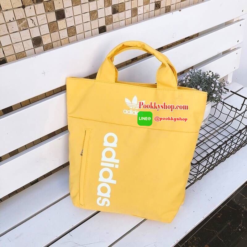 Adidas Handbag & Backpack กระเป๋าเป้ใช้ได้ทั้งชายหญิง ขนาดกำลังดี น้ำหนักเบา ด้านหน้าสกรีนโลโก้แบรนด์ เปิดปิดด้วยซิปสะดวกใช้ หูจับถนัดมือ สายสะพายยาวเลื่อนปรับได้ตามต้องการด้านหน้ามีช่องซิปเก็บของหยิบใช้ง่าย ภายในมีช่องซิปแยกเก็บของ ช่องหลักสามารถใส่ Note