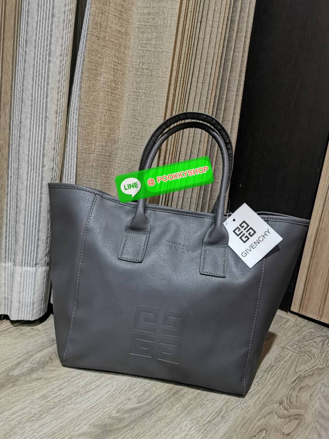 Best Seller! Givenchy Black Soft Leather Shoulder Handbags (Limited edition) กระเป๋าถือหรือสะพายพรีเมี่ยมของเเท้จาก "Givenchy Perfume Counter" วัสดุหนังนิ่มเรียบสีดำด้านหน้าปั้มโลโก้แบรนด์ GV ภายใน Polyester 100% สีดำสกรีนโลโก้สวยดูดี เปิดปิดด้ว