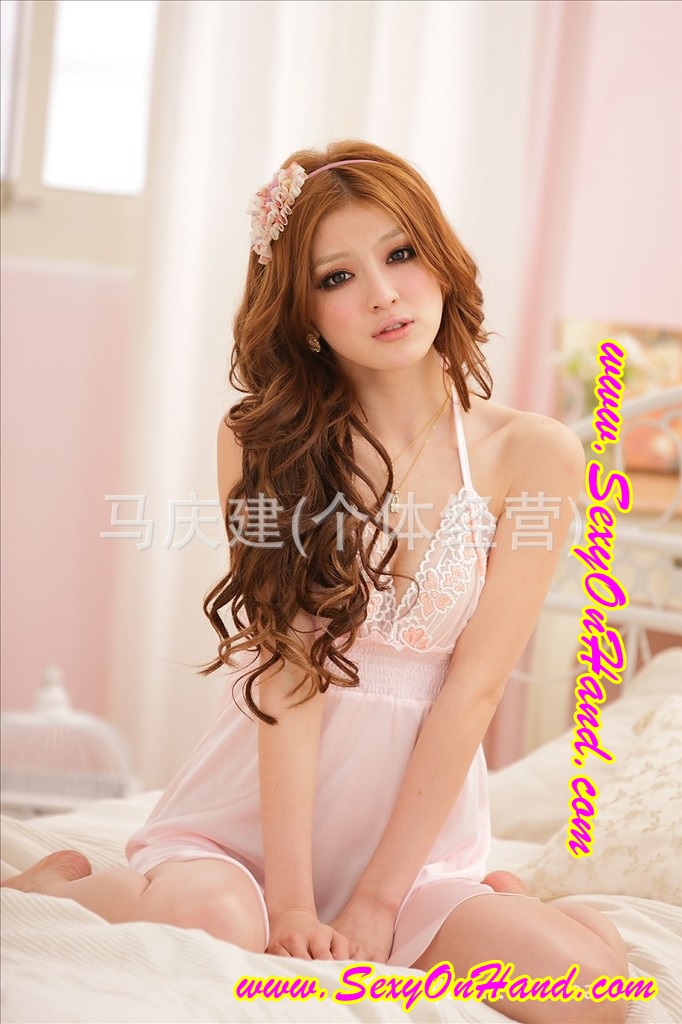 ชุดนอนเซ็กซี่ ชุดนอนคล้องคอผ้าซาตินหรุ สีชมพูอ่อน แต่งลูกไม้ปัก ซีทรูเล็กๆ ช่วงหน้าอก แบบหรู คุณหนู หวานเจี๊ยบลยจร้า