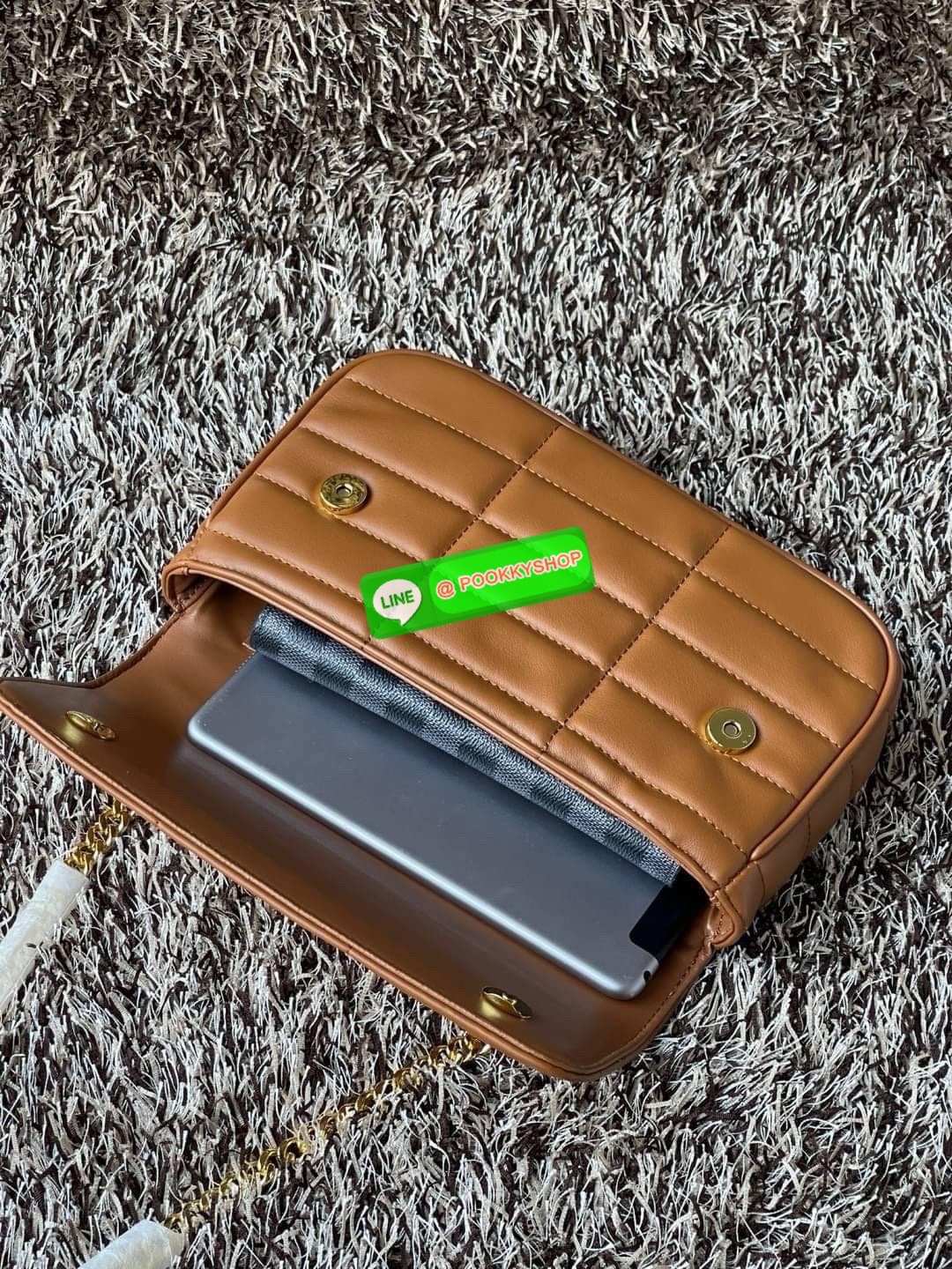 CELINE CHAIN SHOULDER BAG MATELASSE MONOCHROME กระเป๋าเทรนด์กระเป๋าสุดฮอตแต่ยังคงความคลาสสิก รุ่น Matelasse Monochrome ล่าสุดของ Celine ด้วยดีไซน์กระเป๋าที่หรูหราและแมทช์กับการแต่งตัวง่าย จึงครองใจสาว ๆ ได้ไม่ยาก โดยเป็นกระเป๋าสะพายไหล่ที่อัดแน่นด้วยกลิ่น