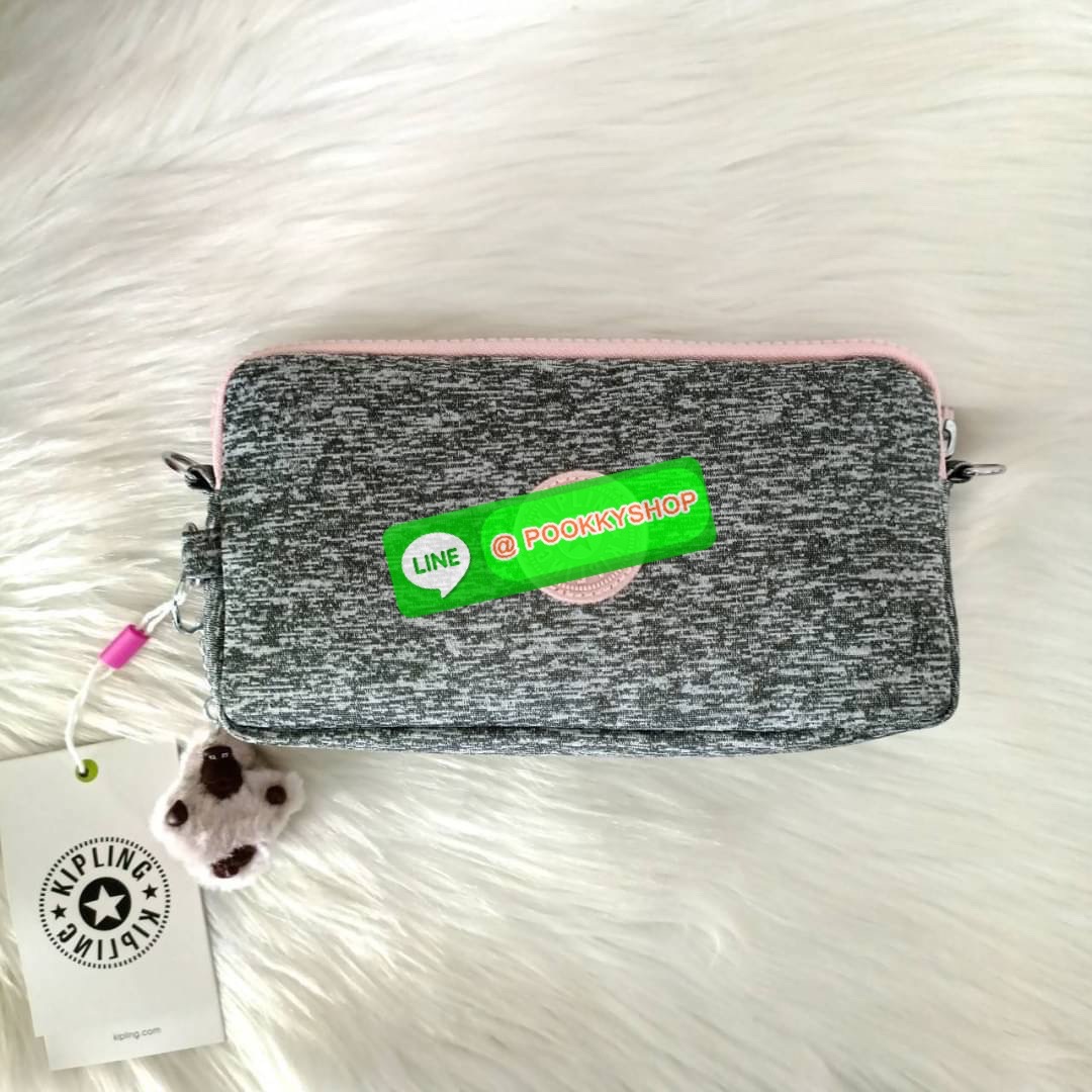 KIPLING 3 Monkey program Seoul up clutch & sling bag กระเป๋าคล้องมือ หรือ สะพายข้าง ขนาดเล็ก วัสดุ Nylon & Polyester 100% ใช้งานได้ 2 รูปแบบ มีสายสลับเปลี่ยนได้ทั้งแบบคล้องมือหรือสะพายข้าง เปิด-ปิดด้วยซิป ช่องหลักโล่ง มีช่องใส่บัตรด้านข้าง 6 ช่อง และช่องด