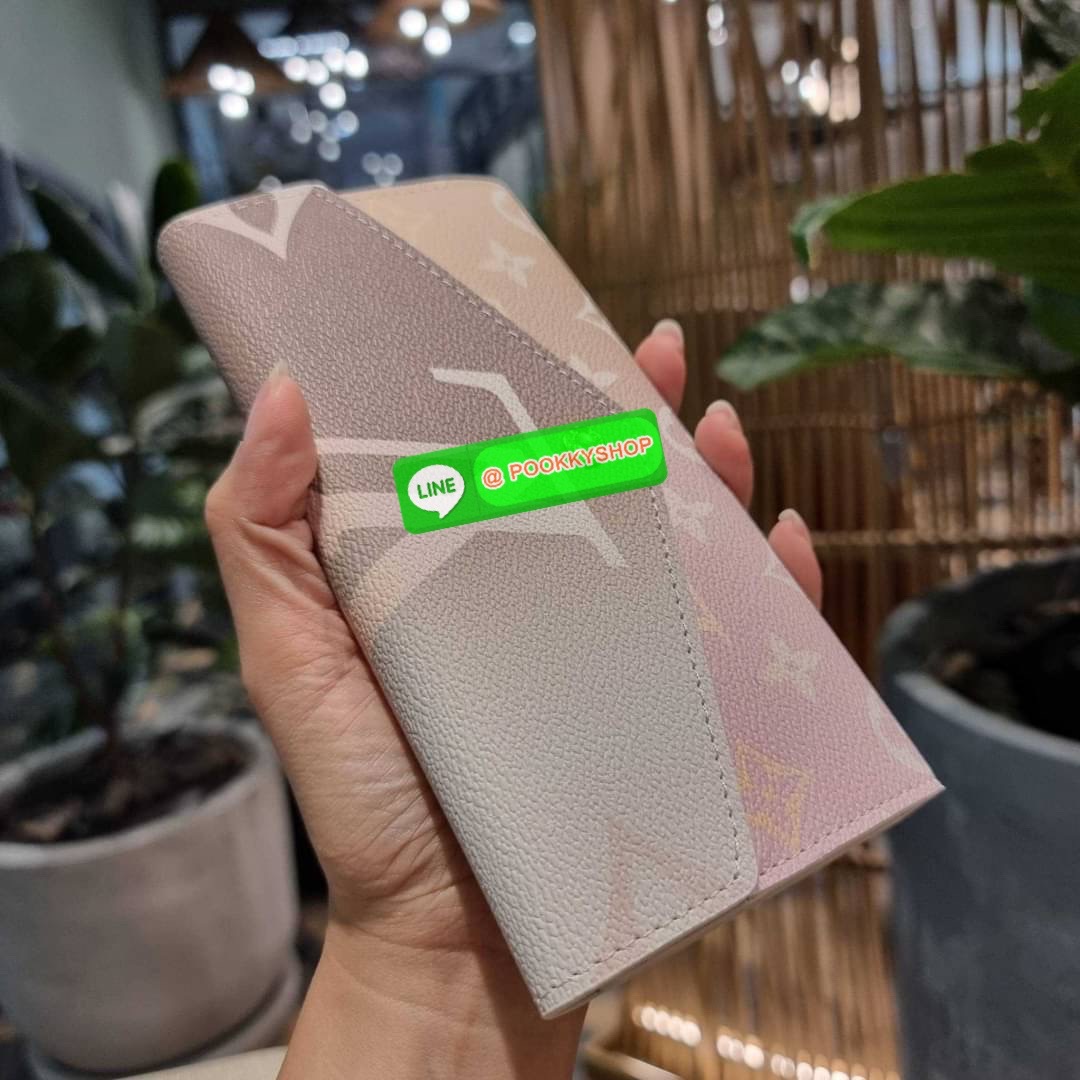 NEW IN!! LV long flap wallet with gwp กระเป๋าสตางค์พรีเมี่ยมกิ๊ฟ แบบพับ ดีไซน์ล่าสุด หวานๆสวยๆ น่าใช้มาก ใบยาวขนาดกำลังเหมาะมือ ถือแล้วขับผิว โดดเด่นด้วยสไตล์การไล่เฉดสีโทนละมุน ดูโดดเด่นไม่เหมือนใคร วัสดุหนังแคนวาส ทนทาน เปิด-ปิดด้วยกระดุม ภายในมีช่องใส่