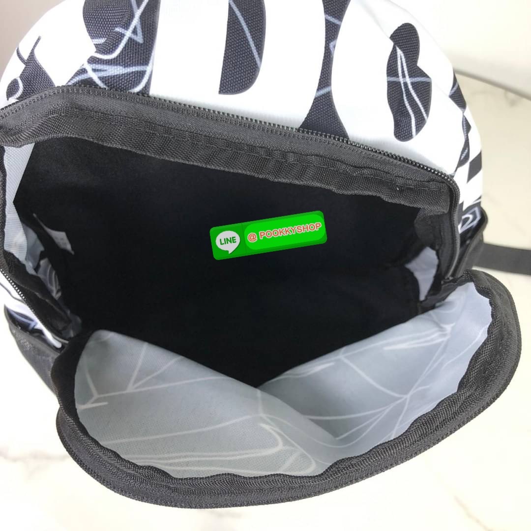 กระเป๋าเป้ NIKE ด้านหน้ามีช่องซิป 1 ช่อง ด้านบนเป็นซิปคู่ ด้านในโล่ง ด้านข้างมีช่องใส่ขวดน้ำได้ทั้ง 2 ข้างค่ะ หูหิ้วด้านบนสูง 4 cm สายสะพาย สามารถปรับได้ Free Size