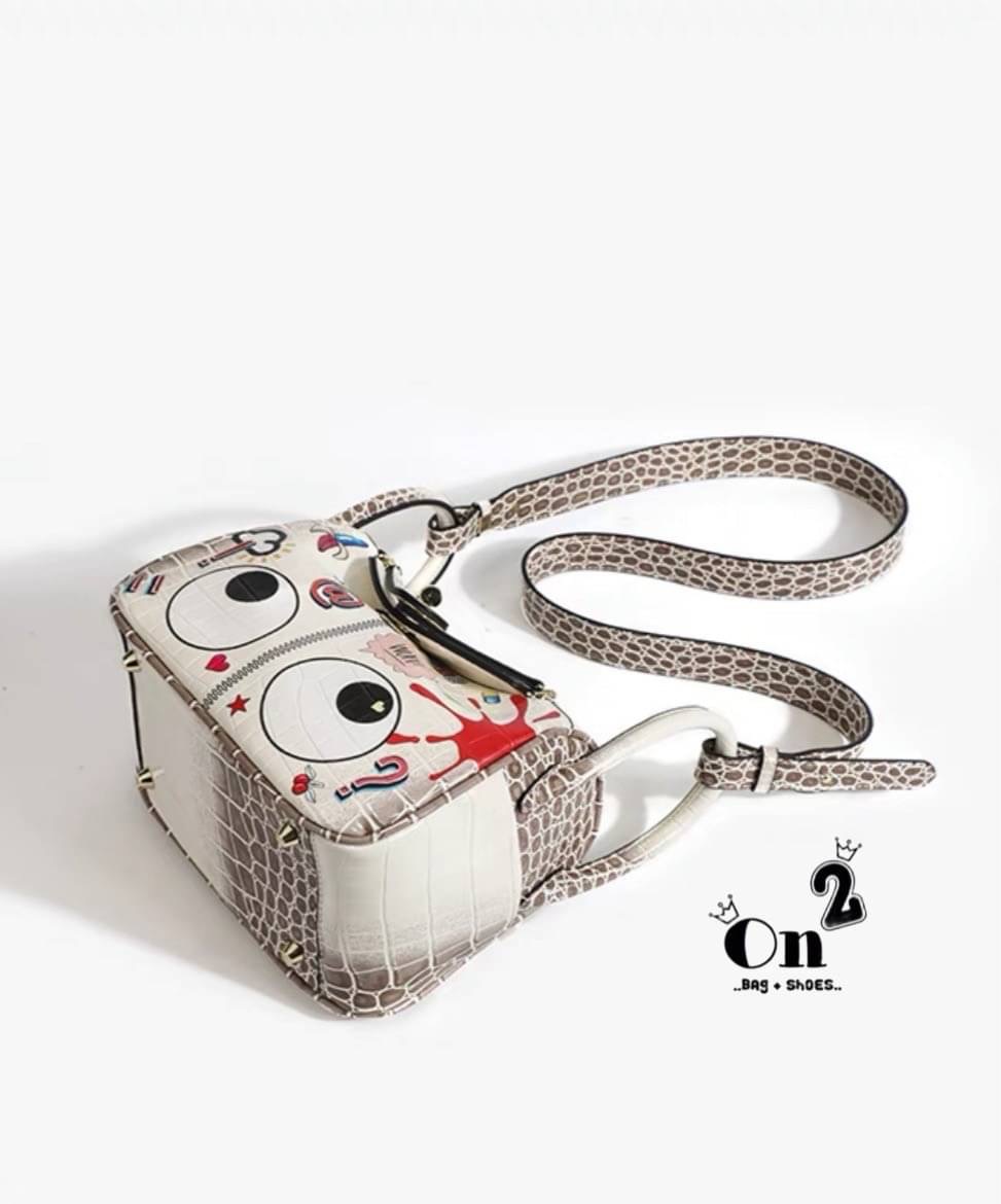 New...กระเป๋าถือ Eye theme ทรง ลินดี้ แบรนด์แท้ 💯(%) วัสดุตัวกระเป๋าด้านหน้าเคลือบกันน้ำอย่างดีลายตามภาพ ด้านหลัง ขอบ ฝา กระเป๋าทำจากหนังผสมอย่างดีสีตามภาพ มาพร้อมสายยาวสีเดียวกับกระเป๋า