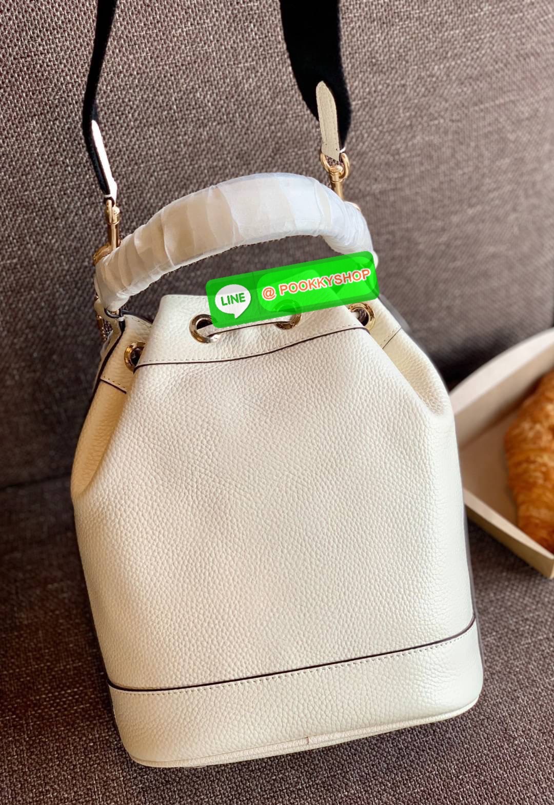 New arrival! 🌈น้องใหม่ล่าสุด สวยหรู ดูดีมากๆค่ะ! COACH DEMPSEY DRAWSTRING BUCKET BAG ((C4100//C4102)) พร้อมส่งที่ไทยค่ะ! กระเป๋าทรงขนมจีบ หนังแท้นิ่มสวยมากๆค่ะ จุดเด่นด้านหน้าปั้มโลโก้แบรนด์ ปากกระเป๋าแบบหูรูดใช้งานง่าย ภายในสามารถใส่ของจำเป็นในชี