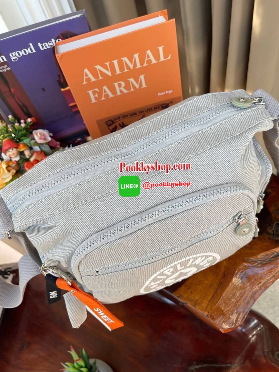 Kipling GABBIE S Crossbody Bag with Phone Compartment Bag กระเป๋าสะพายทรงครอสบอดี้ คอลเลคชั่นสุดฮิต แบบกระชับกับลำตัว วัสดุPolyamide100% มีช่องซิปใช้งานได้ทุกมุม ช่องใหญ่ภายในกว้าง ใส่มินิไอแพค กระเป๋าสตางค์ยาวและอื่นๆจุได้เยอะ สามารถสะพายได้ทั้งสายคู่และ