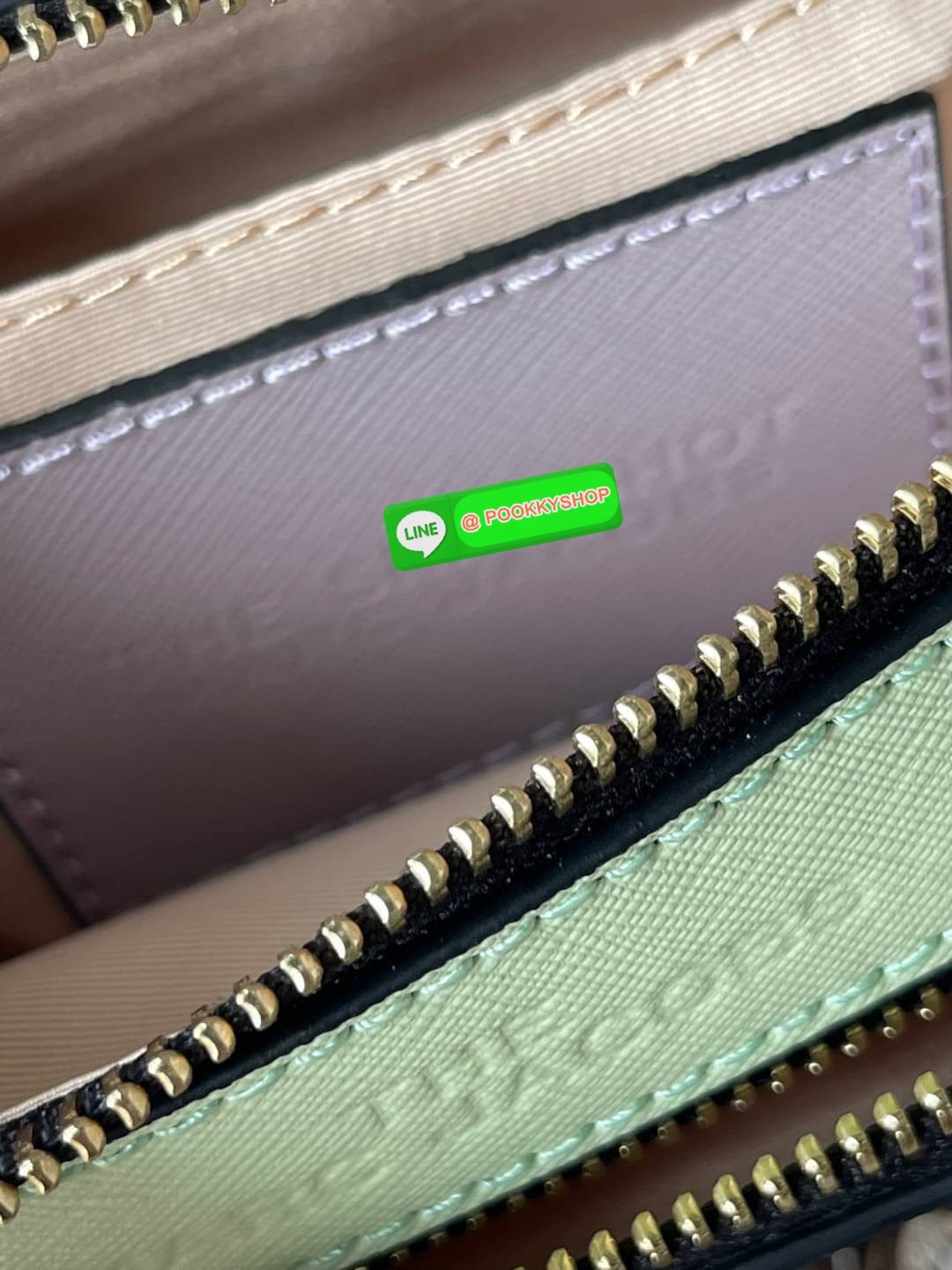 Marc Jacobs Snapshot Bag กระเป๋าแบรนด์ดังจากสัญชาติอเมริกัน นับได้ว่ารุ่นนี้เป็นรุ่นทรงฮิตของ marc jacobs เลยทีเดียว โดยด้านหน้ากระเป๋าจะเป็นโลโก้แบบโลหะที่เป็นสัญลักษณ์ของแบรนด์นี้ มาพร้อมสายสะพายที่จะสะพายยังไงก็ดูโดดเด่น เพราะขนาดใหญ่ที่สกรีนตัวอักษร m