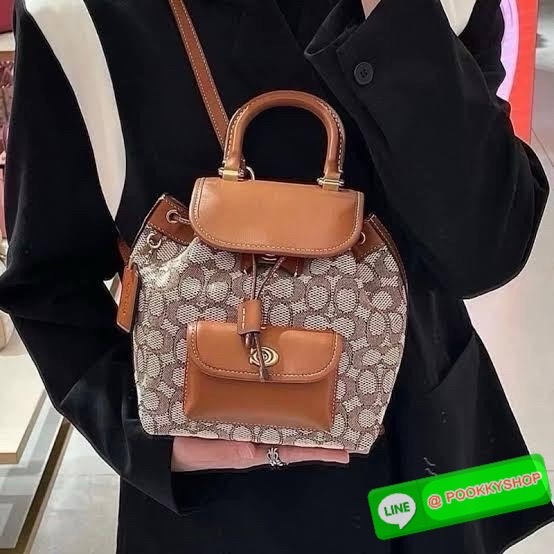 COACH RIYA BACKPACK 21 IN SIGNATURE TEXTILE JACQUARD (CH591) 🔖กระเป๋าเป้ดีไซน์ใหม่ไซส์มินิน่ารัก 🔖วัสดุ ผ้า jacquard ทอลาย ตัดสลับหนังแท้ 🔖 เปิด-ปิดแบบกระดุม ปากกระเป๋าสามารถกดล็อคเปิดปิดและมีเชือกรูดอีกชั้น ภายในโล่งกว้างใส่ของได้
