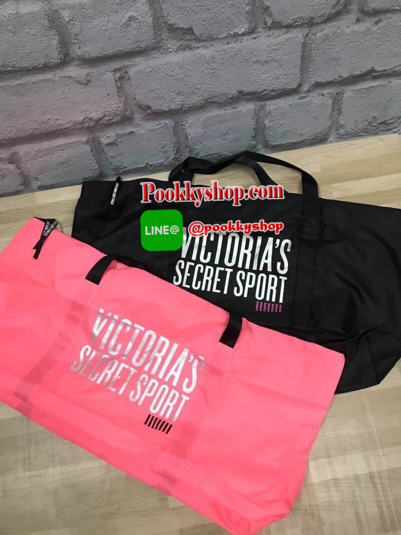 VICTORIA'S SECRET SPORT TOTE GYM BAG กระเป๋าถือเดินทางใบใหญ่สไตล์สปอร์ต วัสดุไนล่อนเนื้อดี ภายในกว้าง จุสัมภาระได้เยอะ น้ำหนักเบา ด้านหน้าและหัวซิปสกรีนโลโก้แบรนด์ เปิดปิดด้วยซิปเดียวสะดวกใช้งาน พกพาสะดวก ออกทริป เล่นยิม เล่นโยคะ สัมภาระเยอะแค่ไหนก็ห