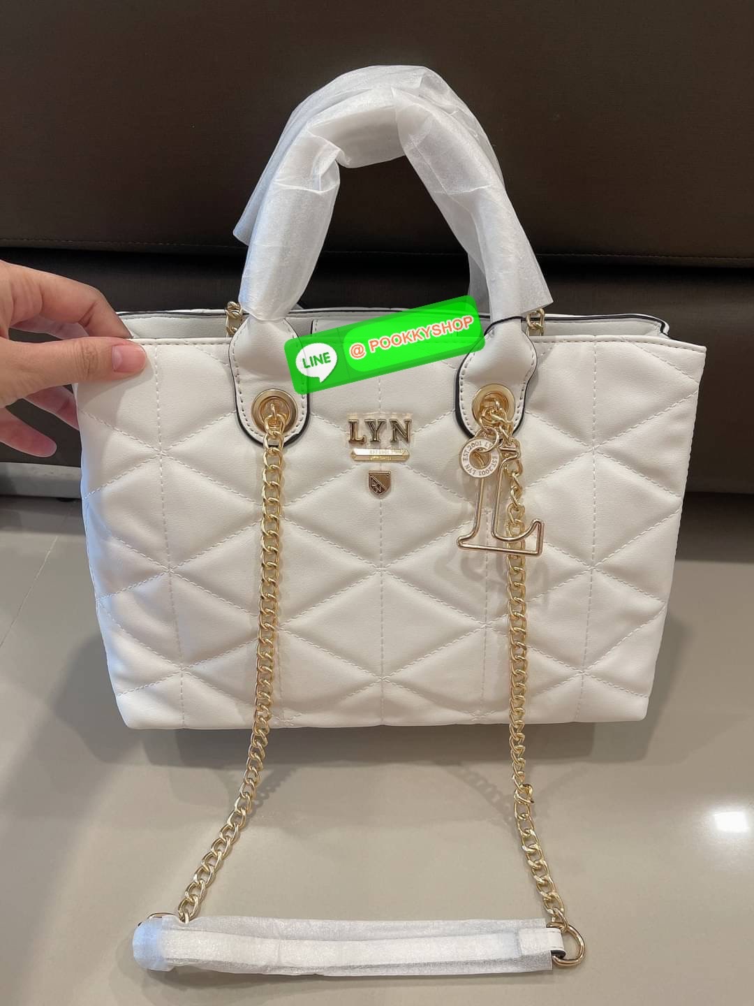 Lyn ทรงถือ/สะพายไหล่ เปิด/ปิดกระเป๋าด้วยกระดุมแม่เหล็ก มี 2 ช่องใช้งานใหญ่ๆ ตรงกลางมี 1 ช่องซิป ช่องลับอีก 2 ช่อง มีหมุดรองฐาน 4 จุด อะไหล่ทองหรูๆ