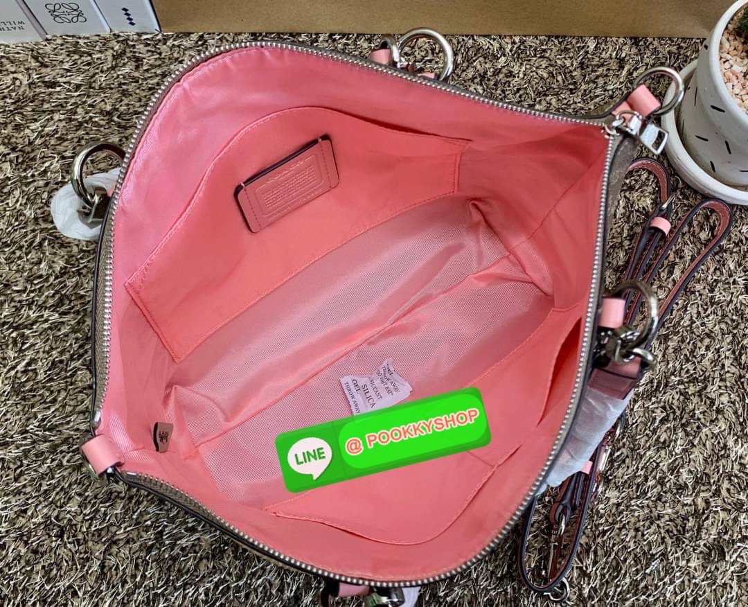 COACH 28989 KELSEY IN SIGNATURE CANVAS SHOULDER BAG กลับมาอีกครั้ง คุณภาพเต็ม100 เหมือนเดิม ไม่หักเลยจ้าา กระเป๋าทรงพัด หิ้วหรือสะพายข้างได้ หนังแท้ลายแคนวาส หนังนิ่มมากๆ สัมผัสแล้วคือใช่เลยจ้าา! เปิด-ปิดกระเป๋าแบบซิป ปากกระเป๋ากว้างหยิบจับสัมภาระง่าย ภาย