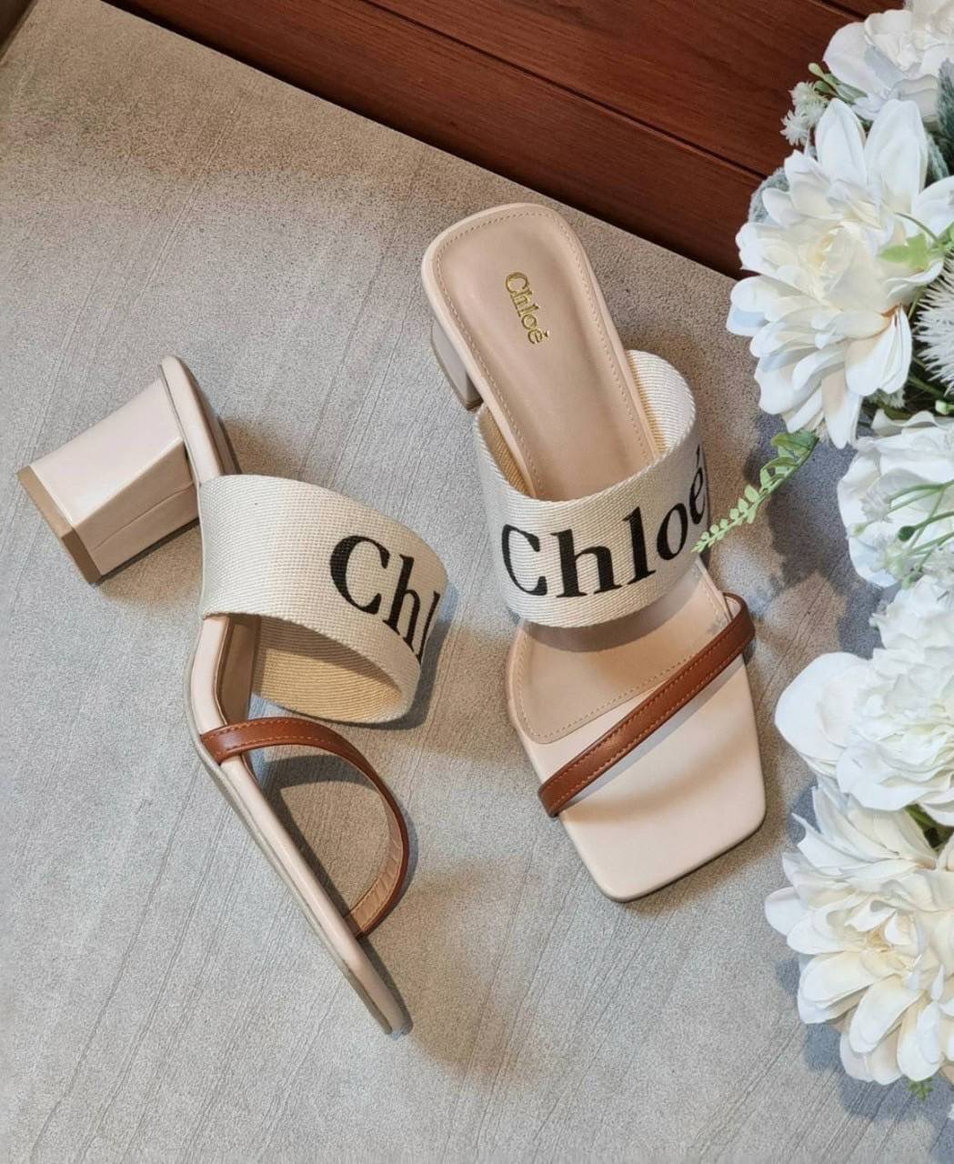 งานรีพีท มาแล้วคะ พร้อมส่งคร่าา รองเท้าส้นสูง maxi ส้นแท่งกลม 2" ทรงสวม สายคาดไขว้ผ้าแคนวาส พิมพ์ลาย chloe' สวยเก๋มากๆ พื้นปั๊มแบรนด์ ใส่สบายมากๆ ใส่สบายๆๆชิวๆ