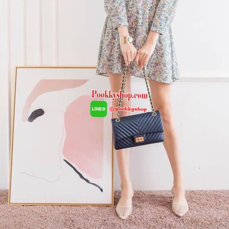 มาเพิ่มละค่า งาน Best Seller พร้อมสีใหม่สวยๆ มาให้เลือกเพิ่มอีก 2 สี !! KEEP รุ่น shoulder chevron chain handbag สวย หรู มากๆ เลยน๊า กระเป๋าอยู่ทรง หนังตัวใหม่ Microfiber สวย ทนกว่าเดิม ตัวกระเป๋าเย็บประณีต สายโซ่ปรับ สั้น ยาวได้คะ ภายในสีแดง มีช่องใส่ของ