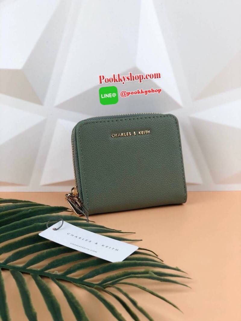 CHARLES & KEITH COMPACT WALLET กระเป๋าเงินใบสั้นฟังกชันครบ!! ด้านหน้ามีโลโก้แบรนด์ มีช่องซิปใส่เหรียญ เปิดปิดแบบกระดุม ด้านในมีช่องใส่การ์ด 16 ช่อง มีช่องใส่ธนบัตรตามยาว ไม่ต้องพับแบงค์ค่า คุ้มมากๆเลยใบนี้ ใช้กับกระเป๋าใบมินิได้สบายเลยจ้า คอนเฟิร์มὄ