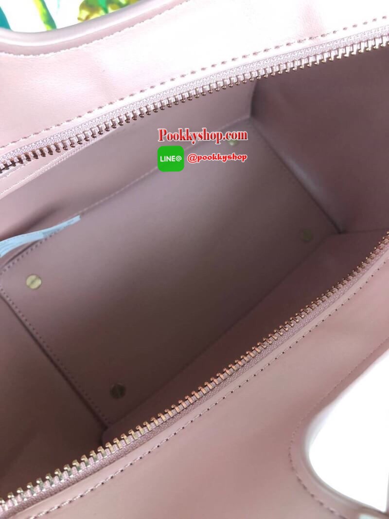 CHARLES & KEITH SCULPTURAL HANDLE WOVEN TOTE กระเป๋าสะพาย/ถือทรงสวยแปลกตาจากแบรนด์มาพร้อมส่งแล้วค่า รุ่นนี้จะเก๋ตรงหูหิ้วกระเป๋า มีหมุดรองฐานทั้ง 4 มุม เปิดปิดด้วยซิป ด้านมีช่องซิปเล็ก 1 ช่อง รุ่นนี้จุของมากๆเลยค่า ใส่iPhone plus/กระเป๋าเงินใบยาวและของจุก