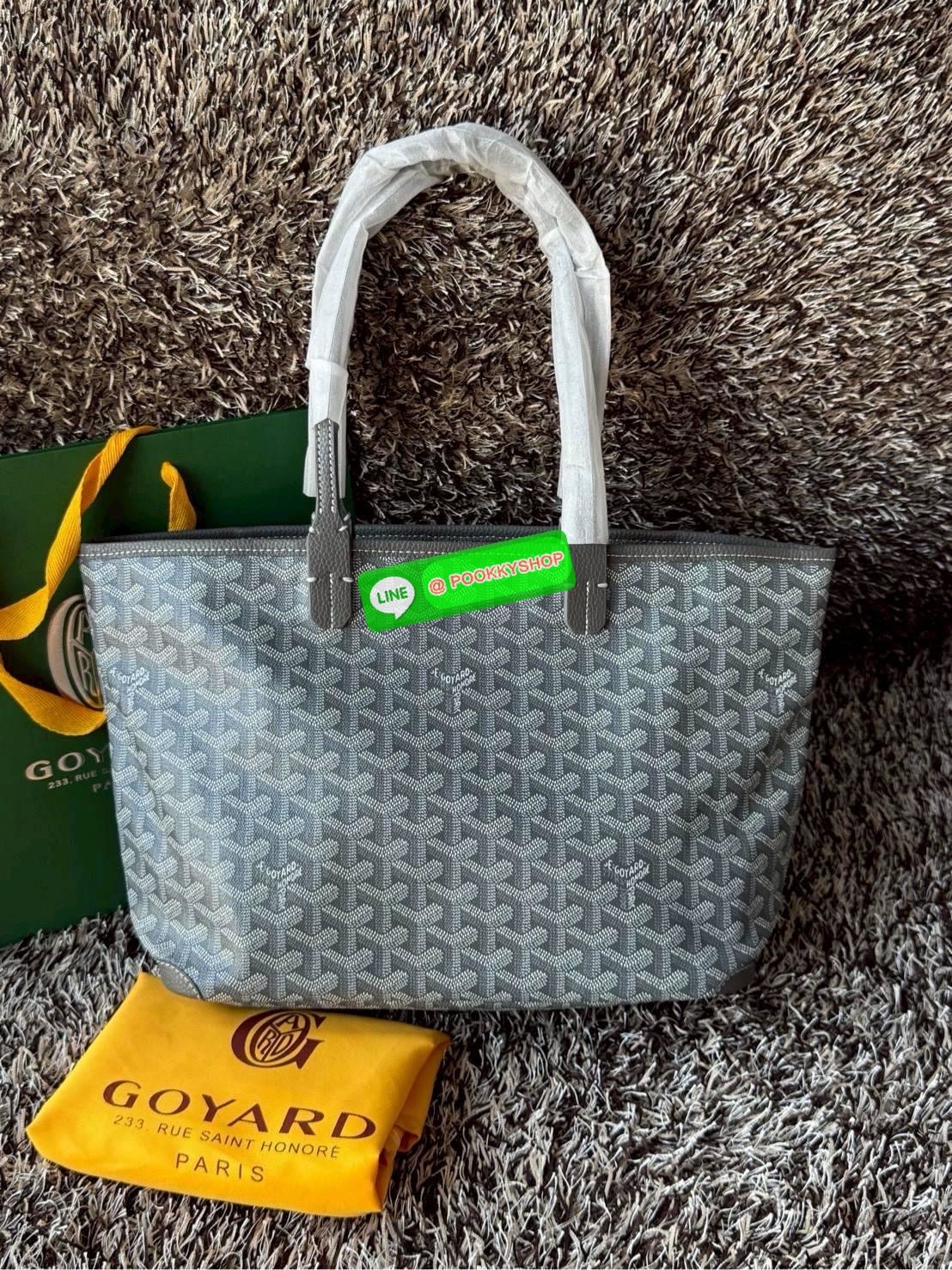 Goyard Artois PM Bag กระเป๋า Artois PM เป็นกระเป๋าที่มีซิปด้านบนเพิ่มคงามปลอดภัย ภายในพื้นที่กว้างเพื่อจัดระเบียบข้าวของของคุณ มันโดดเด่นด้วยฐานด้านล่างทั้งสองมุมเย็บต่อด้วยหนังใช้งานในแบบทางการหรือกึ่งทางการก็ได้