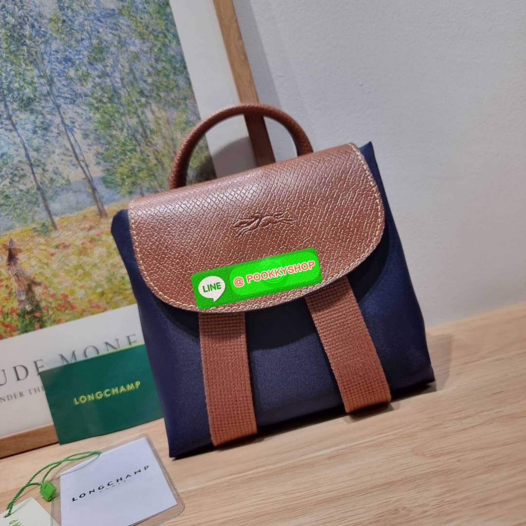 Longchamp le pliage original backpack 🔆 Details สวยคลาสสิคต้องไม่พลาด กับกระเป๋าสะพายทรงเป้ ขนาดกำลังดี น้ำหนักเบา ดีไซน์เรียบง่าย แต่ดูแพง ปากกระเป๋าออกแบบให้มีฝาปิดและซิปแน่นหนา สายสะพายสามารถปรับใช้ตามชอบ ภายในโล่งกว้าง จุของได้สบายๆ พกพาไปไหนก