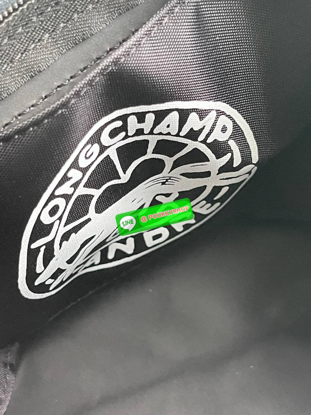 Longchamp x André XS Le Pliage Top Handle Bag พบกับคอลเลคชั่นสุดพิเศษจากลองฌองป์ ‘Longchamp & André’ ที่มีศิลปินกราฟิตี้ชื่อดัง อังเดร ซาไรวา (Mr. André Saraiva) เจ้าของคาเรคเตอร์การ์ตูนสุดร่าเริงอย่าง ‘มิสเตอร์เอ (Mr. A)’ มาร่วมออกแบบกระเป๋าคอลเลคชั่นพิเ