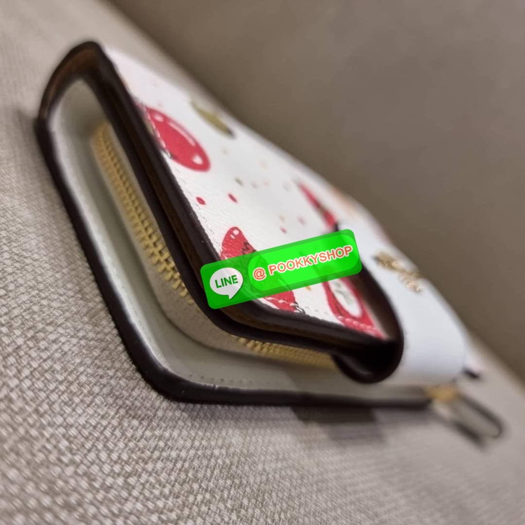COACH C7413 MEDIUM CORNER ZIP WALLET WITH ORNAMENT PRINT คอลเลคชั่นใหม่ กระเป๋าสตางค์ใบกลาง ดีไซน์ใหม่ สุดหรู คละลายพริ้นท์เต็มใบ น่าใช้ไปอีก วัสดุหนังแคนวาสเคลือบลาย ภายในมีช่องใส่บัตร ใส่ธนบัตรได้ครบ และมีช่องซิปแยก ใบจริงสวยมากๆ แนะนำจ้า ราคาสุดคุ้มครบ
