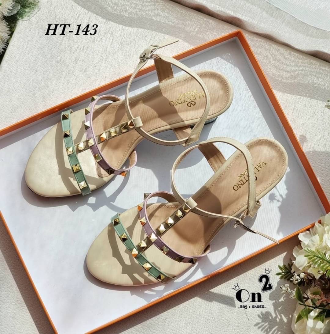 New รองเท้าส้นสูงแบบรัดข้อเท้า ส้นใหญ่แบรนด์ Valentino ส้นตัวใหม่สูง3" งานหนังตอกมุดสไตล์แบรนด์ หนังสีพาสเทลสวย พื้นนิ่ม งานดีมากงานทรงสวยค่ะ