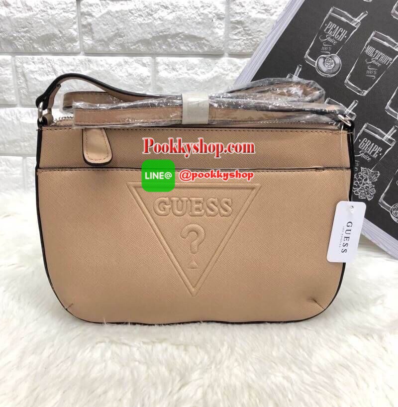 Restock! GUESS CROSSBODY BAG กระเป๋าสะพายข้างหรือแบบครอสบอดี้ร์ได้นะค่ะ ด้านหน้าปั้มโลโก้แบรนด์แบบ 3 D มีช่องใส่ของหนึ่งช่อง เปิดปิดกระเป๋าแบบซิป ภายในโล่ง สามารถใส่กระเป๋าสตางค์ใบยาวได้นะค่ะ มีช่องให้ใส่จองจุกจิกต่างหากด้วยค่ะ...รุ่นนี้ขนาดกำลังดี สะพายว
