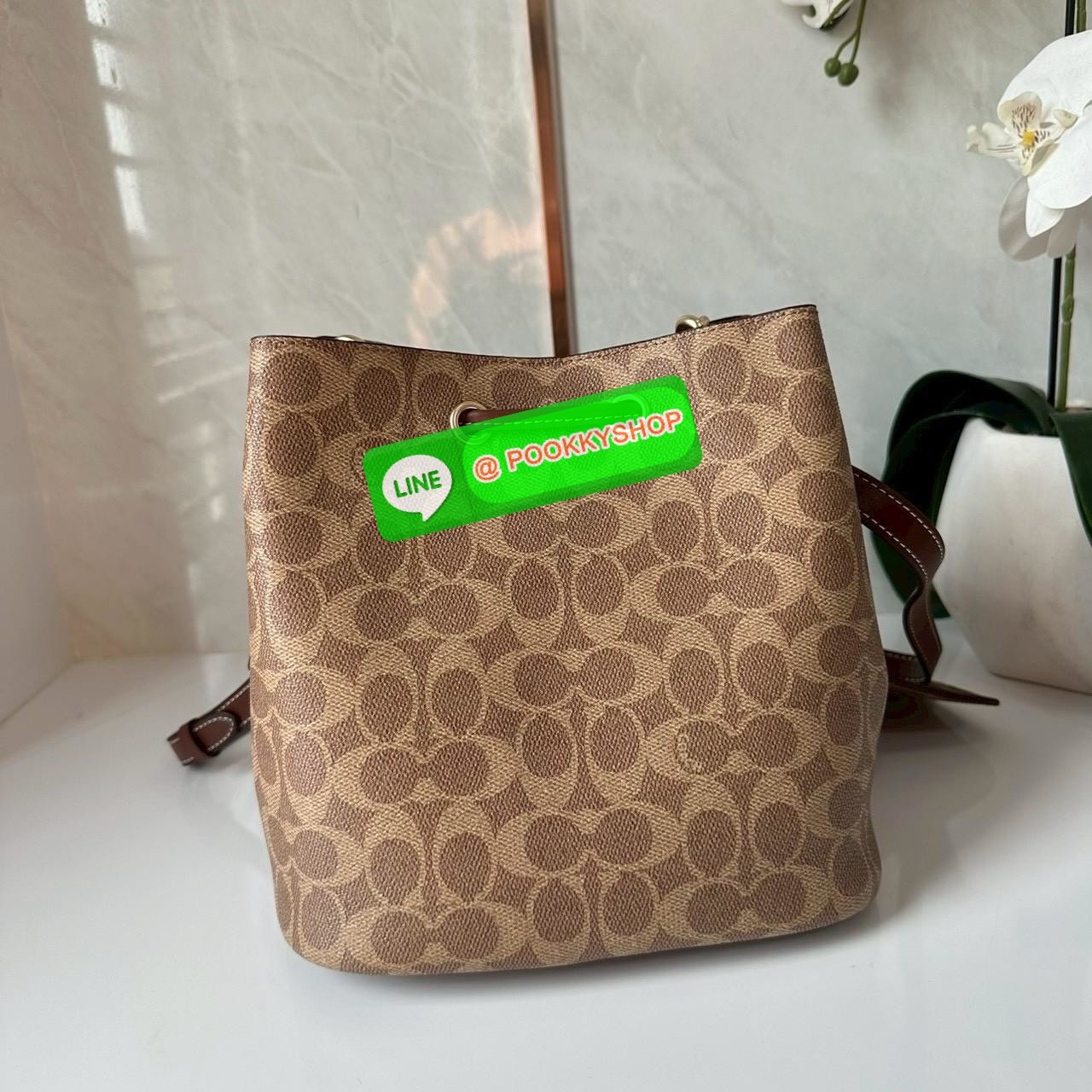 Coach Roan Bucket Bag Signature Canvas CBH07 กระเป๋าทรงบัคเก็ตใบเก๋ ดีไซน์คลาสสิก ลายซิกเนเจอร์สุดฮิต ใส่ได้ทุกโอกาส มาพร้อมสายสะพายปรับได้ ถอดได้ ใช้งานได้ทั้งสะพายไหล่ / crossbody / handheld