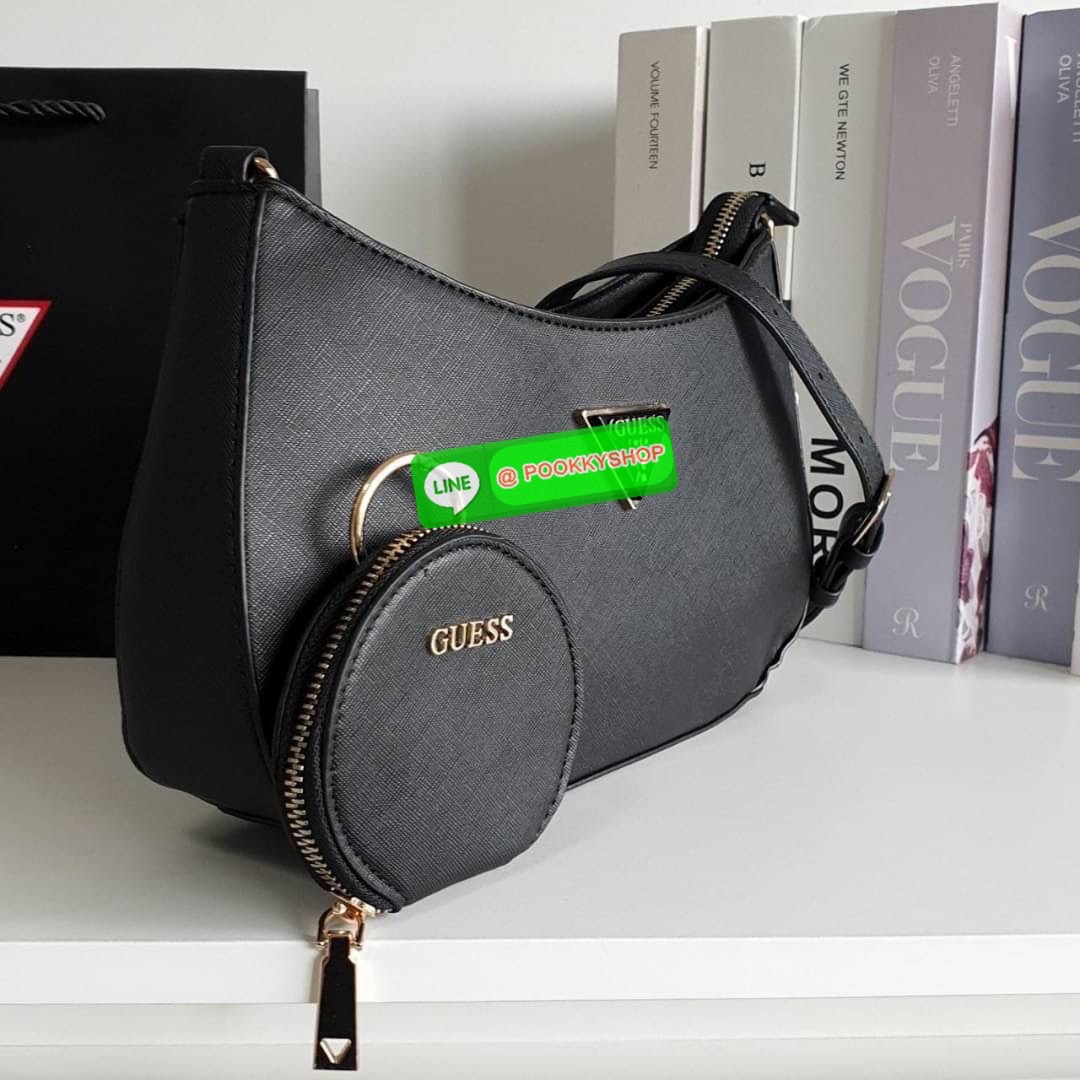 รุ่นใหม่ล่าสุด! GUESS ALEXIE TOP ZIP SHOULDER BAG กระเป๋าทรงยอดฮิต ซื้อ1ได้ถึง2ไอเท็ม วัสดุตัวหนังลาย SAFFIANO สวยหรู เปิดปิดด้วยซิปยาว ด้านในใส่กระเป๋าสตางค์ยาว มือถือได้ทุกรุ่น พร้อมช่องซิปและช่องใส่บัตรแยกให้ เพิ่มความน่ารักด้วย กระเป๋าใส่เหรียญใบเล็กท