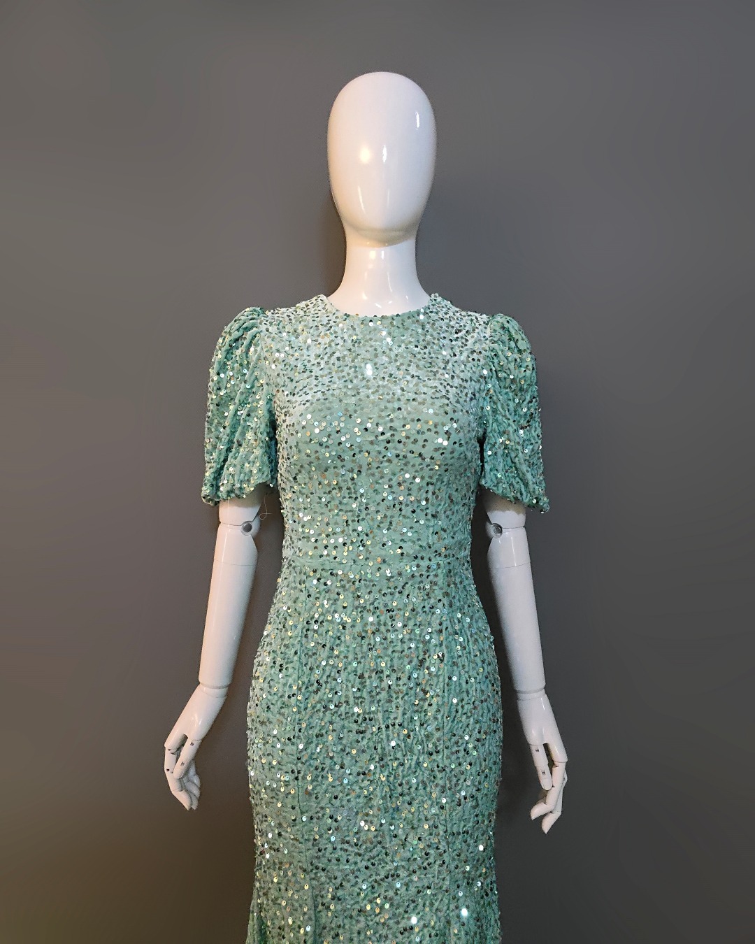 เดรสเสื้อคอกลม แขนสั้นปลายแขนพอง ชายกระโปรงบานเล็กน้อย