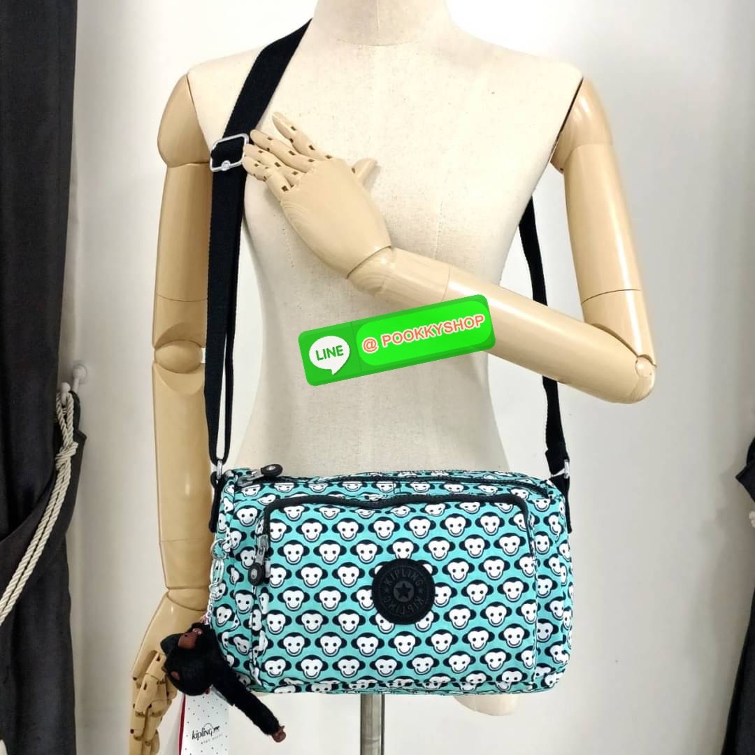 KIPLING RETH CROSSBODY BAG ซับในตาราง วัสดุ Nylon+polyester กระเป๋าสะพายข้างหรือ สะพาย Crossbody ได้ ช่องหน้าเปิด-ปิด ด้วยซิป พร้อมช่องแยกบ่อยด้านข้าง ช่องหลัก 2 ช่อง ด้านในโล่งกว้าง สามารถจุสัมภาระได้เยอะ พร้อมช่องซิปหลัง สายสะพายปรับระดับสั้น-ยาว ได้ fr