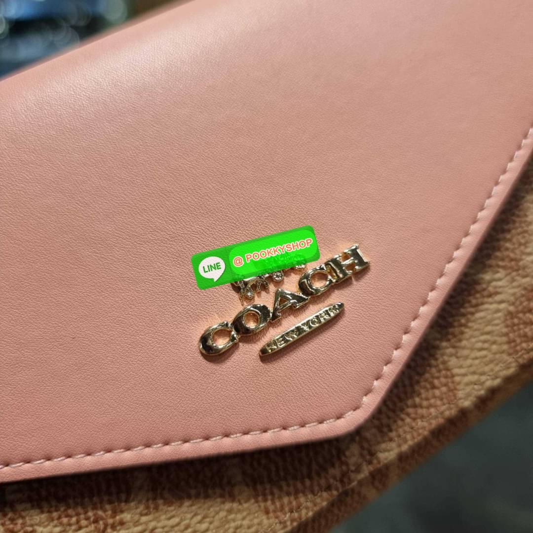 COACH 31547 SOFT WALLET IN COLORBLOCK SIGNATURE CANVAS คัมแบคแล้วน้า กับไอเท็มหายาก กระเป๋าสตางค์ใบยาวแบบพับ ขนาดกำลังสวย ดีไซน์คลาสสิคเอกลักษณ์ วัสดุหนังแคนวาสเคลือบลาย เปิด-ปิดด้วยกระดุม ภายในใส่บัตรได้เยอะ ใส่ธนบัตรได้สบายๆ ใบจริงสวยปังทุกสี ใครมองหากร