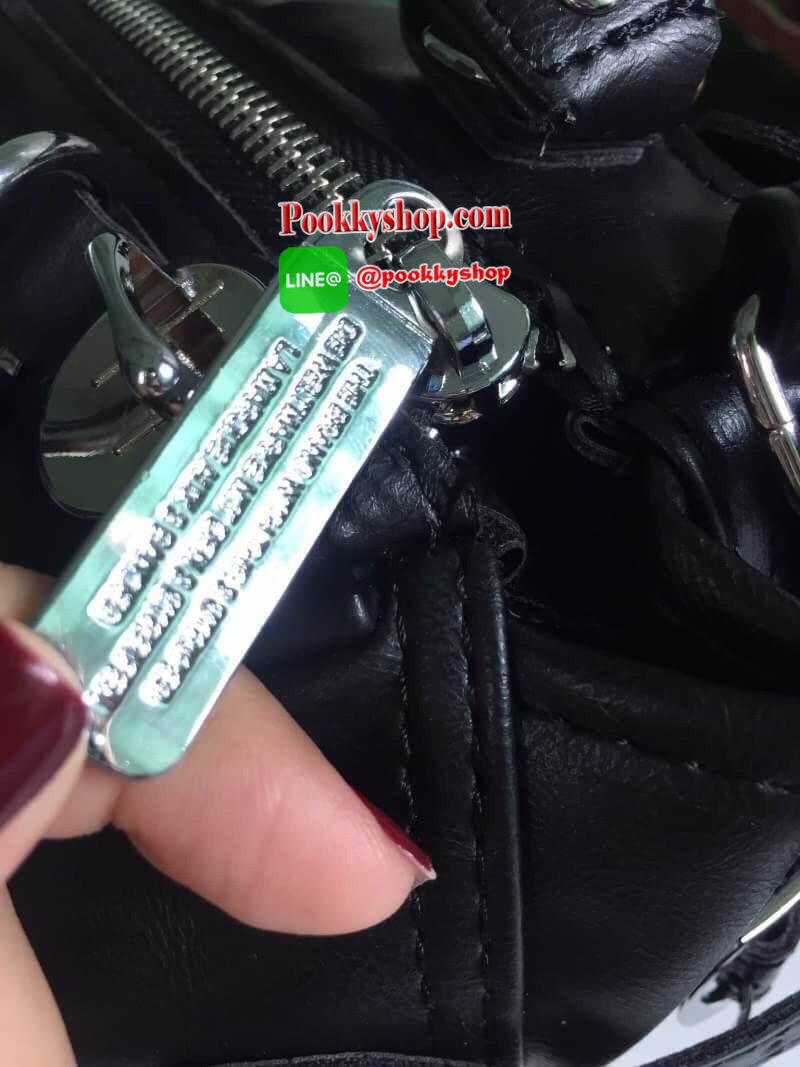 Brand : Adidas Mini Shoulder bag and messger bag 2018 Detail : กระเป๋าสะพายข้างใบเล็กกระทัดรัด แนวsport วัสดุทำด้วยหนังPU นิ่ม น้ำหนักเบา Logo Adidas สกีนทั้ง 2 ข้าง สามารถใช้ได้ทั้งด้านหน้าและด้านหลังเวลาสะพาย ภายในกว้างสามารถเก็บของได้พอสมควร ใส่กระเป๋า