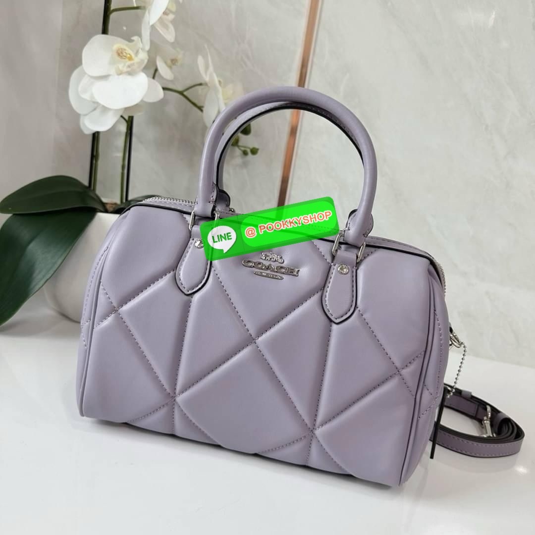 Coach Rowan Satchel With Puffy Diamond Quilting (CJ160) 🔖กระเป๋าทรงหมอนรุ่นใหม่ล่าสุดสัมผัสนุ่มมือ 🔖วัสดุ : Nappa leather (หนังแนบปา) 🔖เปิด-ปิดด้วยซิปแบบโลหะ ภายในช่องโล่งกว้าง ใส่กระเป๋าสตางค์ใบยาวได้ มีหมุดรองฐานอยู่ทรง 🔖