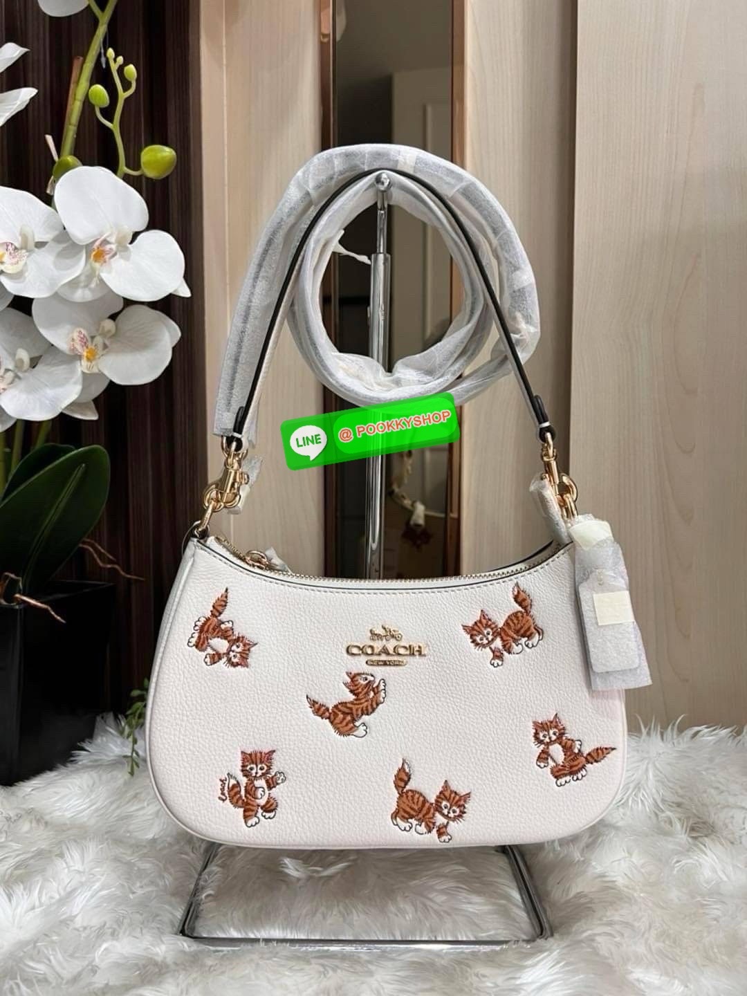 COACH TERI SHOULDER BAG WITH DANCING KITTEN PRINT🐈 Coach CC777-กระเป๋าขนาดที่น่ารักจนใจบาง 🌸✨ หนังเรียบ ชัด เพิ่มความหวานแบบมีพลัง ใช้งานง่าย หิ้วก็ได้ สะพายก็สวย สลับสายได้ 2 แบบในใบเดียว น้ำหนักเบา ฟังก์ชันครบ ถือออกงานหรือใส่ไปเด