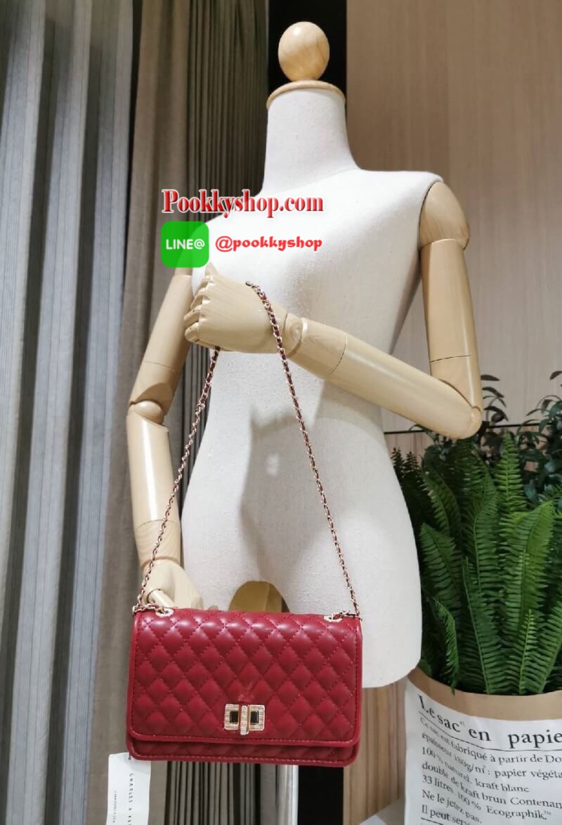 พร้อมส่ง! BEST SELLER! CHARLES & KIETH MINI CLUTCH BAG กระเป๋าสะพายทรงคลัชรุ่นยอดนิยมดีไซน์คลาสสิควัสดุหนังนิ่มลายตารางสวยอยู่ทรงขนาดมินิสไตล์ Chanel เปิดปิดด้วยตัวล๊อคแบบบิดอะไหล่ทอง ด้านหลังประดับโลโก้แบรนด์สวยดูดี มาพร้อมสายสะพายโซ่ร้อยหนัง Crossbody ไ