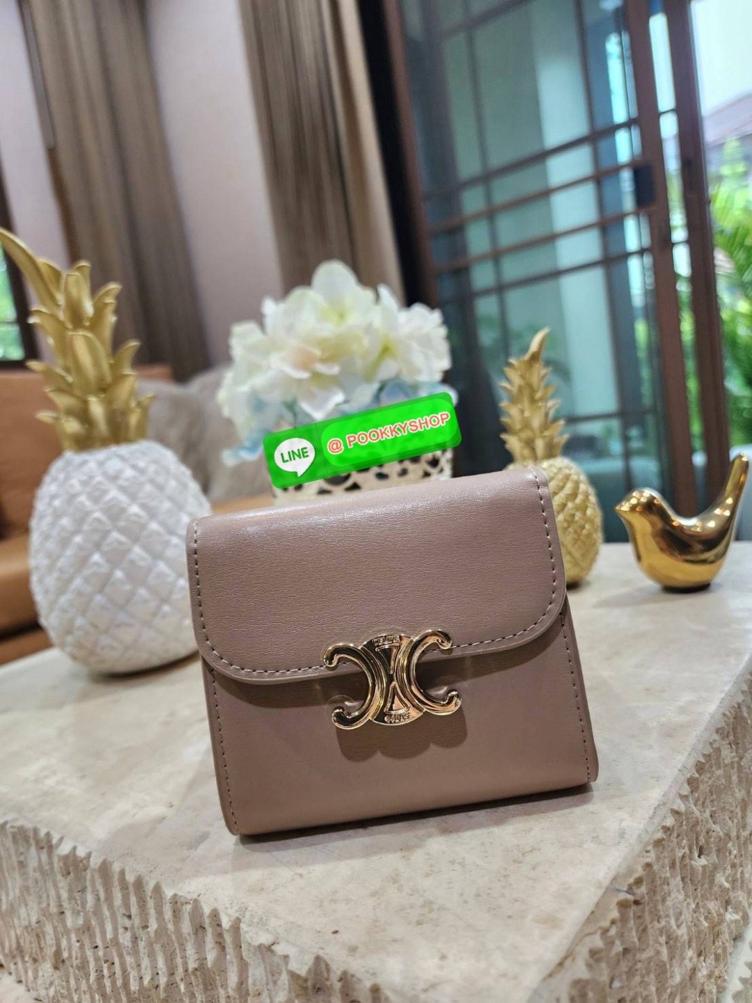 ✴️Don't Miss!✴️CELINE SHORT WALLET VIP GIFT WITH PURCHASE (GWP) กระเป๋าพรีเมี่ยมกิ๊ฟ Limited จาก CELINE HAUTE PARFUME DUTYFREE COUNTER หนังเรียบสวยอยู่ทรงมีโลโก้ด้านหน้าเปิดปิดด้วยฝาพับกระดุม ภายในมีช่องแบ่งหลายช่อง มีช่องใส่บัตรหลายช่อ