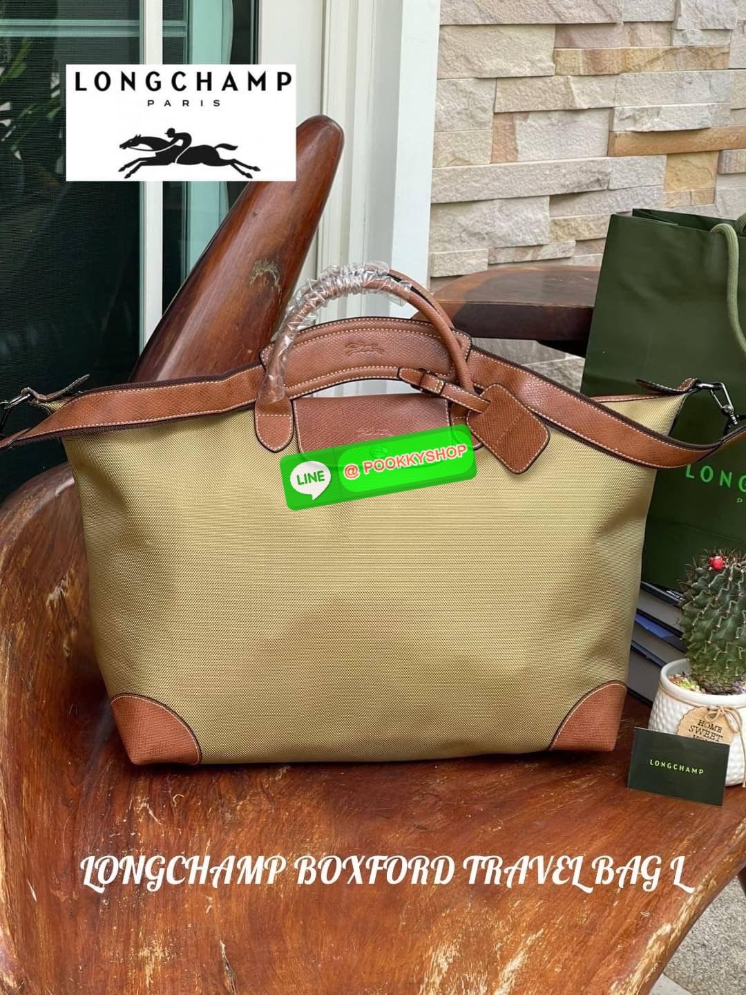 💕 LONGCHAMP BOXFORD TRAVEL BAG L กระเป๋าเดินทางขนาดใหญ่ มาพร้อมสายสะพายที่สามารถถอดได้ ให้คุณเลือกสะพายไหล่หรือถือได้ มีซิปรูดเปิดปิดกระเป๋าที่ให้คุณมั่นใจได้ว่าคุณจัดเก็บไอเท็มของคุณได้อย่างมิดชิด บ็อคฟอร์ด (BOXFORD) สะท้อนความเป็นเอกลักษณ์ของแบร