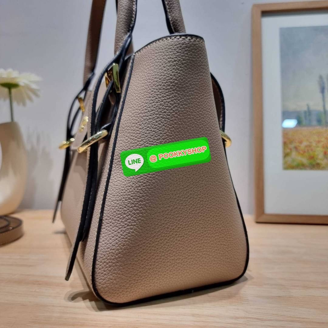 Hot item Prada leather bag กระเป๋าถือ/สะพายล่าสุด จากเคาน์เตอร์ dutyfree ที่ดีไซน์เรียบหรู หนังวัวฟอกสี สวยคมชัด เต็มไปด้วยดีเทลน่าใช้ สายคล้องไหล่ที่สามารถถอดออกได้ เพื่อใช้สายยาวสะพายข้างเส้นเดียว หรือจะใส่ไว้ทั้งคู่ก็อัพเกรดลุคดูแพงได้ ปากกระเป๋ามีฝากร