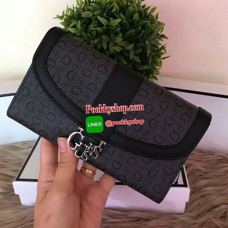Guess leather wallet กระเป๋าสตางค์ใบกลาง ด้านหน้าแต่งโลโก้แบรนด์โลหะสวยหรูลายซิกเนเจอร์ของแบรนด์ ภายในมีช่องใส่ธนบัตร บัตรต่างๆ ช่องใส่รูป มีช่องยาว 3 ช่อง ใส่ธนบัตร ด้านหลังมีช่องซิปใส่เหรียญ ปิดเปิดใช้งานสะดวก ถือถนัดมือ ขนาดกำลังพอเหมาะ ดีไซร์หรูสวยงาม