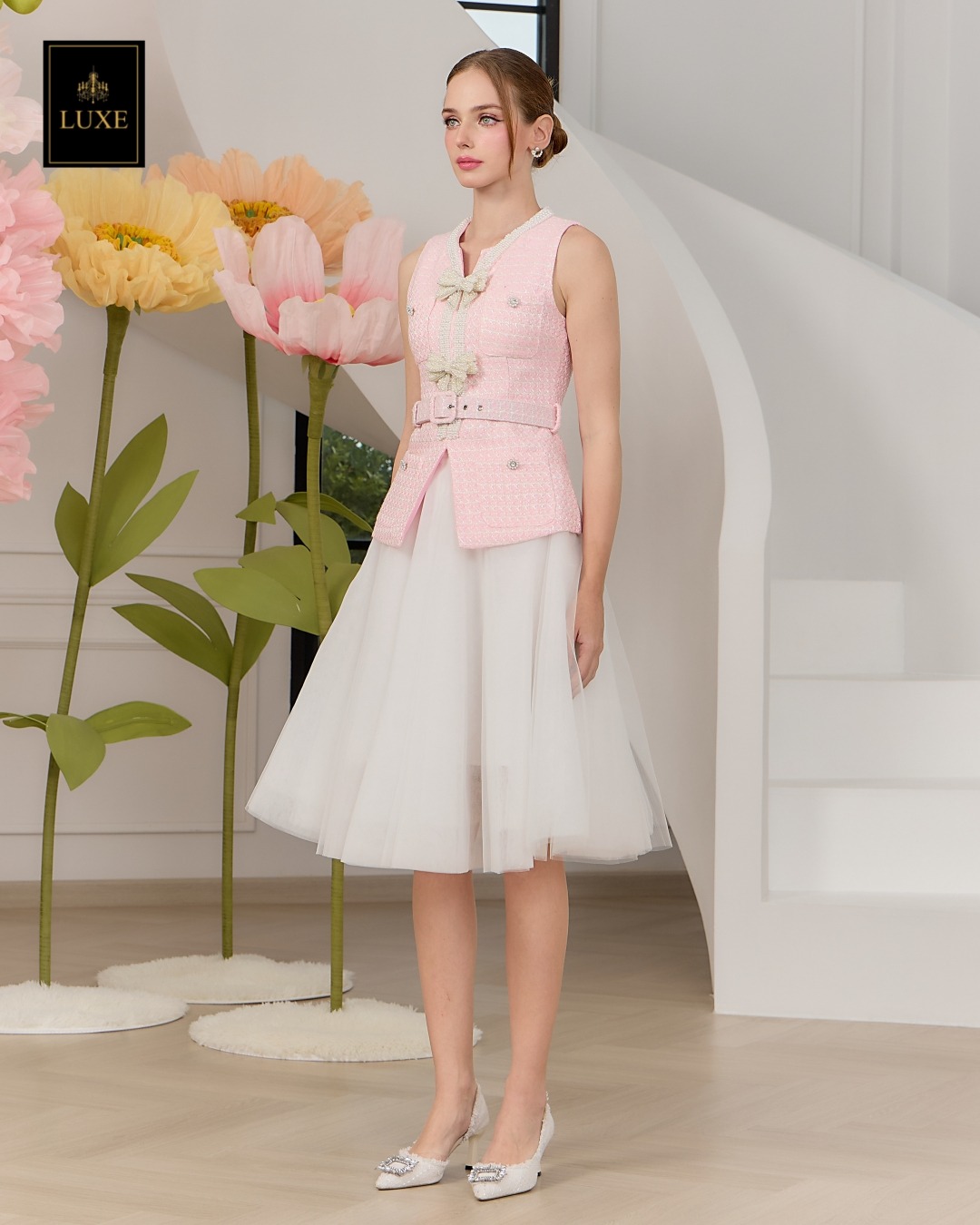 เสื้อแฟชั่น เสื้อแขนกุด ทรงเข้ารูป ชายเสื้อยาวปิดสะโพก มาพร้อมเข็มขัดผ้าในตัว