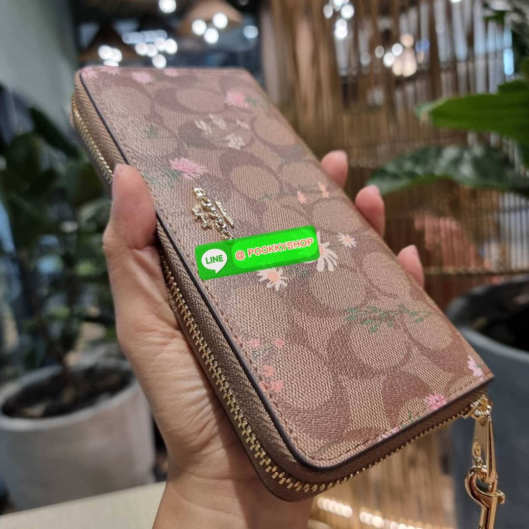 COACH C8736 LONG ZIP AROUND WALLET IN SIGNATURE CANVAS WITH WILDFLOWER PRINT น้องน่ารัก คอลใหม่ล่าสุด กระเป๋าสตางค์ใบยาวกึ่งคล้องมือ รุ่นขายดี มาในดีไซน์สุดคิ้วท์ น่าใช้!! วัสดุหนังแคนวาสเคลือบลาย มาพร้อมสายคล้องมือ ถอดออกได้ ภายในใส่บัตรได้เยอะ มีช่องซิป