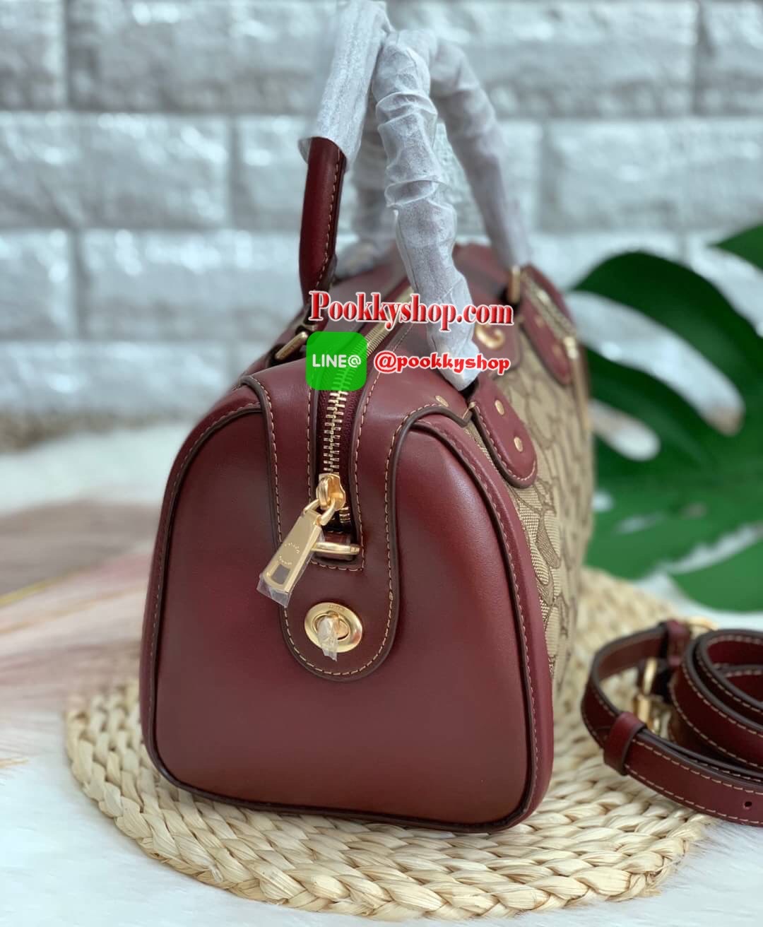 COACH IVIE BENNETT SATCHEL IN SIGNATURE JACQUARD BAG ✔️วัสดุผ้าJACQUARD +pvc ✔️ป้ายห้อยเป็นโลหะแบรนด์ ✔️เปิดปิดกระเป๋าแบบซิป ภายในใส่กระเป๋าสตางค์ใบยาวได้ ของอื่นๆจุค่ะรุ่นนี้ ✔️สายสะพายถอดออกได้ เลื่อนปรับระดับได้นะคะ