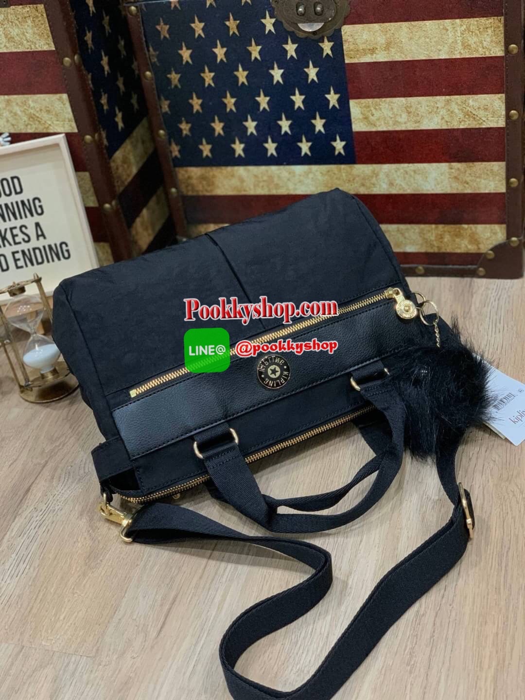 New arrival!! Kipling Kichirou BW combo Collection เปิดตัวคอลเลคชั่นใหม่จาก kipling ที่มีรุ่นและสไตล์แตกต่างกันออกไปแล้วแต่ไลฟ์สไตล์ของแต่ละบุคคล เป็นคอลเลคชั่นวัสดุpolymide100%สีดำล้วน ตัดเข้ากับอะไหล่และโลโก้ที่เป็นสีทองที่ดูแมทช์กัน ตัวโลโก้รองด้วยพื้น