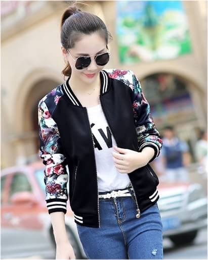 เสื้อผ้าแฟชั่นนำเข้า : เสื้อคลุม พร้อมส่ง เสื้อคุลมแฟชั่น พื้นสีดำ ผ้าคอนตอน ลื่นๆใส่สบาย แต่งแขนด้วยลายดอกไม้สีสัน แบบซิบรูด แต่งจั๊มปลายแขน และ ชายเสื้อสีดำเก๋ ไม่มีซับใน มีกระเป๋าสองข้างใช้งานได้ เนื้อผ้ายืดหยุ่นได้นิดหน่อยค่ะ