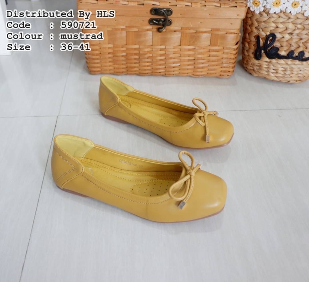 งานรีพีท มาแล้วคะ พร้อมส่งคร่าา🙏🏻🙏🏻 !! รองเท้าแฟรชเตี้ย style H&M ทรงหัวตัดมน พร้อมเชือกโบว์เล็กๆ หนังนิ่มและพื้นนิ่มมากกกกก หนังสวยมากๆ สีพื้นเรียบหรู ใส่สบายๆชิวๆ