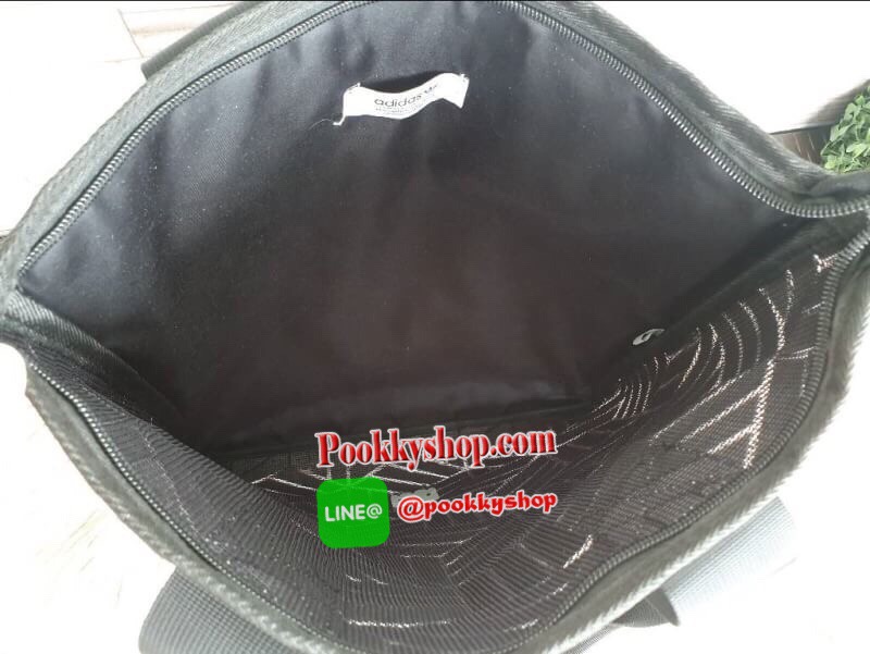 พร้อมส่ง Adidas Original Shopper 3D Tote Bag Trefoil Handbag Classic Sports คอลเลคชั่นสไตล์ Issey Miyake กระเป๋าสะพายข้าง ทรงสวยคลาสสิค แนว Sport สุดฮิต จากแบรนด์ADIDAS วัสดุด้านหน้าเนื้อ matte หนังนิ่ม มีน้ำหนักเบา ด้านหน้ามีแบรนด์ เปิดปิดด้วยซิป ภายในกว