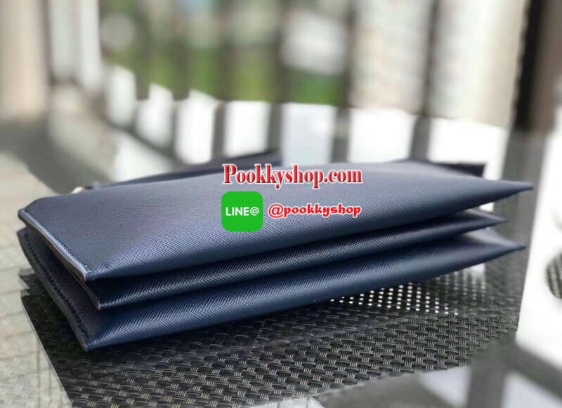 KATE SPADE Wallet Clutch Bag กระเป๋าทรงคลัชสุดคุ้มหนัง Saffiano ด้านหน้ามีโลก้แบรนด์ มาพร้อมสายคล้องมือ เปิดปิดด้วยซิปสะดวกใช้ สามารถใส่แทนกระเป๋าสตางค์ใบยาว ภายในแบ่งออกเป็น3ช่องหลัก มีช่องใส่บัตร เครื่องสำอาง เครื่องเขียน เหรียญ ไส่ไอโฟนพลัส ได้ค่ะ มีกล